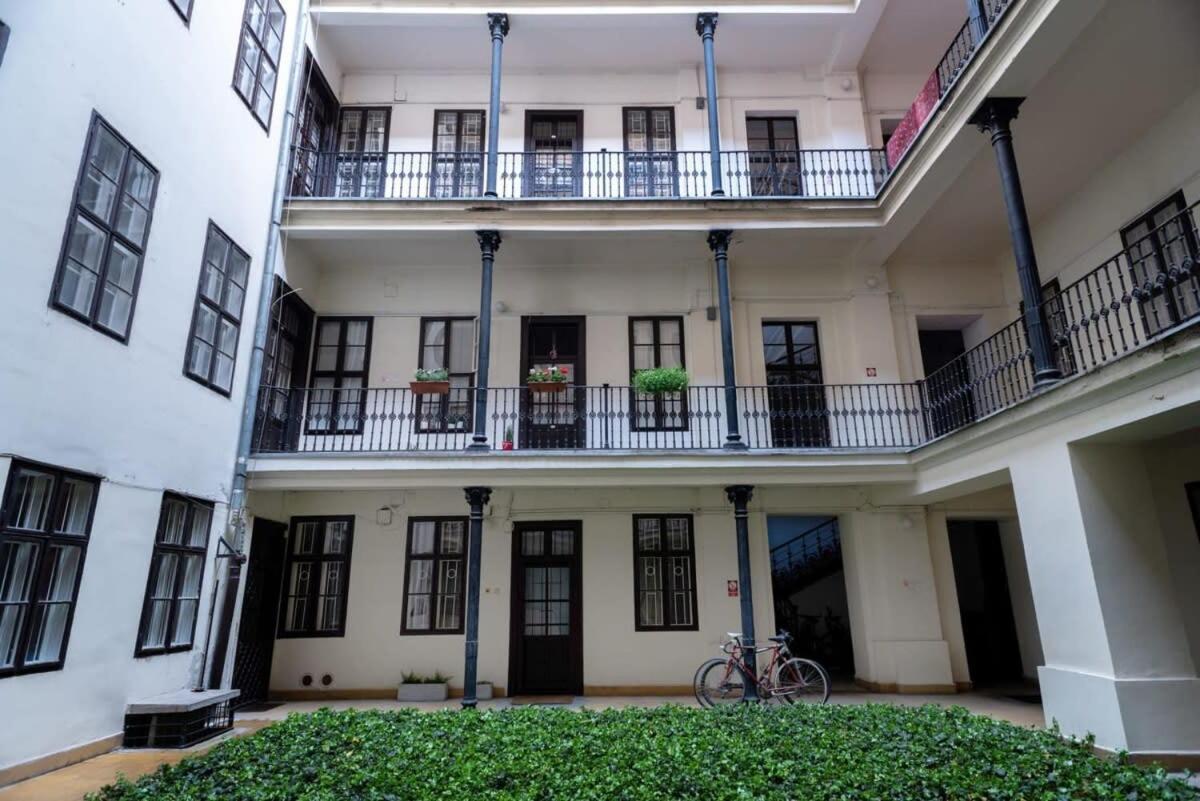 Lovely Downtown Apartment Close To The Basilica Budapest Exteriör bild
