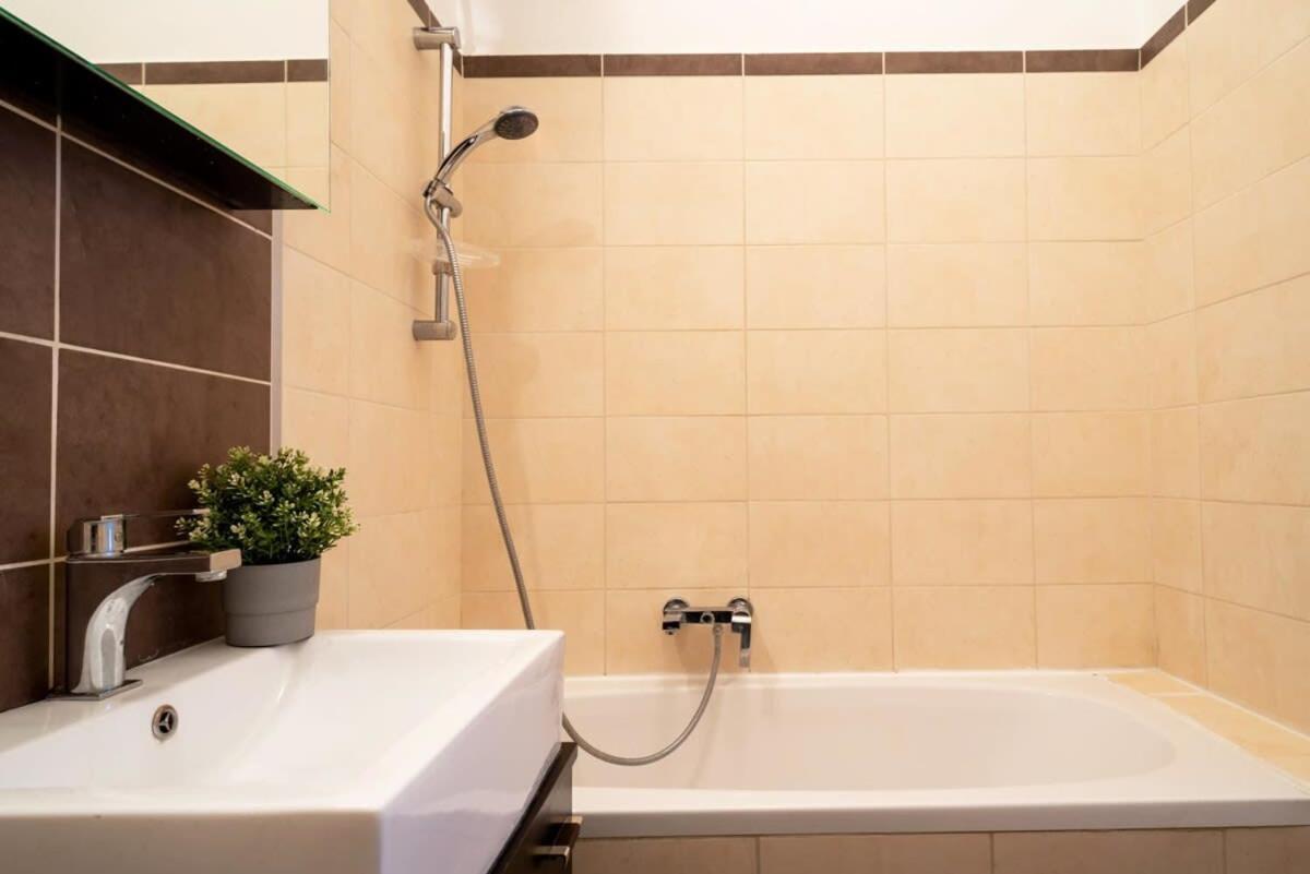 Lovely Downtown Apartment Close To The Basilica Budapest Exteriör bild