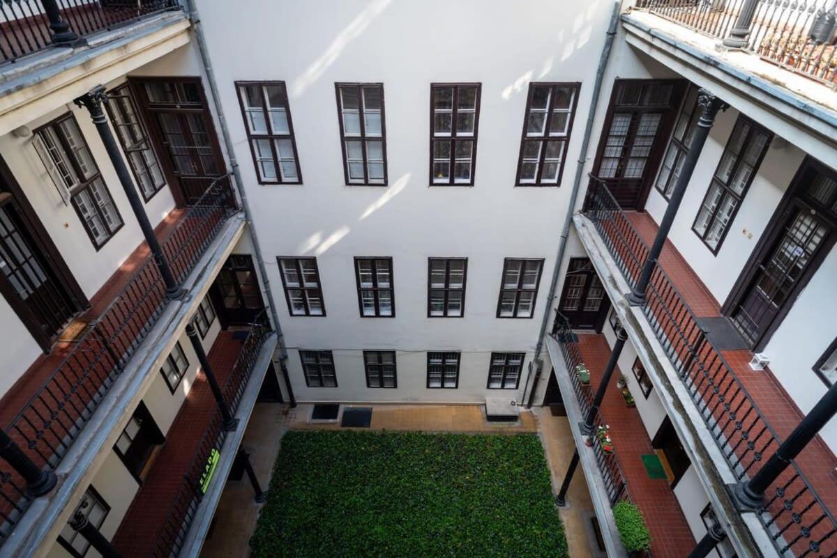 Lovely Downtown Apartment Close To The Basilica Budapest Exteriör bild